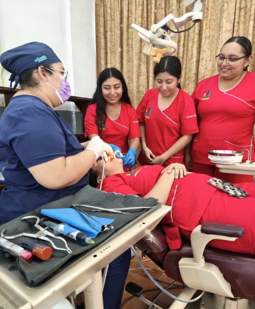 Estudiantes de Asistente Odontológico durante práctica clínica